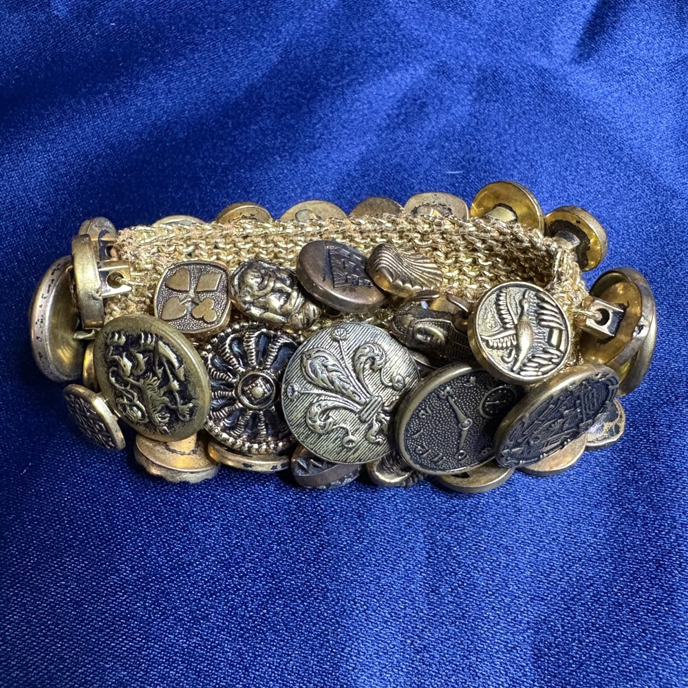 Vintage Bracelet*Stretch Goldtone Button Bracelet with Intricate Designs - Picture 2 of 8